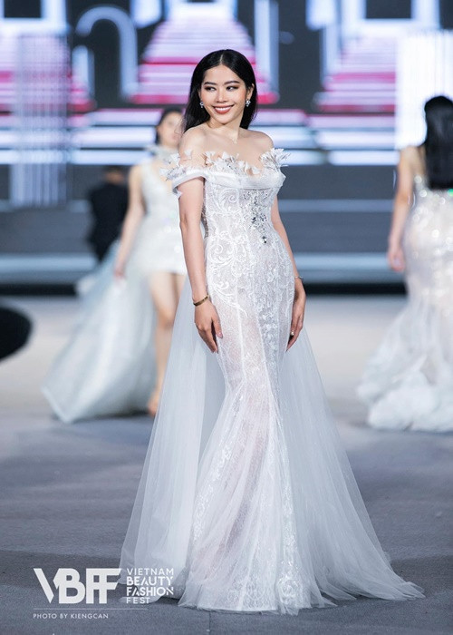Mới đây, Nam Em không có tên trong danh sách người chiến thắng cũng như top 5 Người đẹp thời trang ở Miss World Vietnam 2022. Sau khi trượt giải đầu tiên, người đẹp động viên bản thân. Cô viết: "Dù đúng dù sai thì ngày mai vẫn phải cố gắng". Ảnh: FBNV