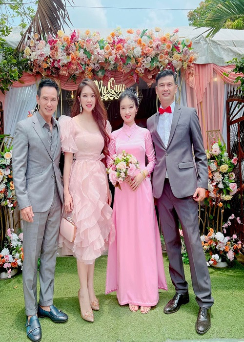 Tiết Cương cưới vợ ở tuổi 49. Nửa kia của nam diễn viên trẻ trung, xinh đẹp, không hoạt động trong showbiz. Ảnh: FBNV