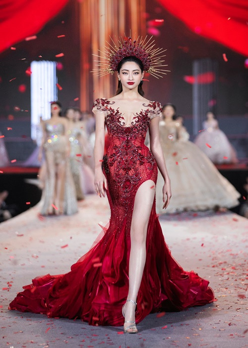 Lương Thùy Linh tham gia trình diễn ở Vietnam Beauty Fashion Fest - chương trình thuộc khuôn khổ cuộc thi Miss World Vietnam 2022 - Hoa hậu Thế giới Việt Nam.