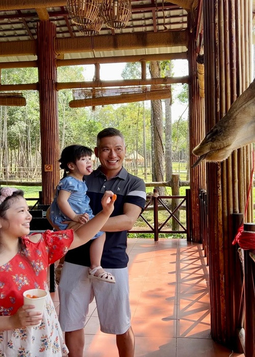 Bé Na và bé Nấm bên bố trong một chuyến du lịch.