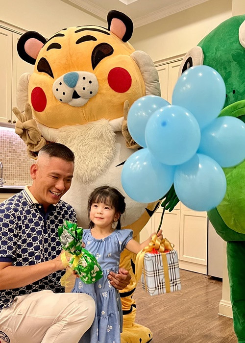 Cô nhóc thừa hưởng những nét đẹp từ bố lẫn mẹ.