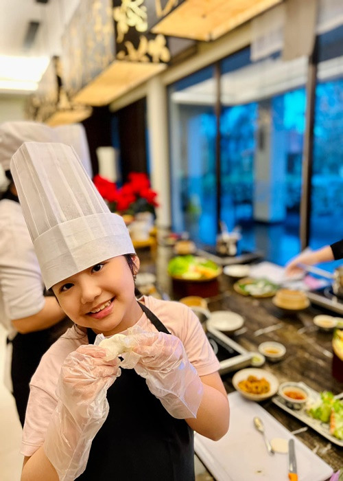 Cô nhóc thích làm đẹp, tập múa, tập nhảy. Ngoài ra, bé Na còn đam mê nấu ăn và thường tự tập nấu các món.