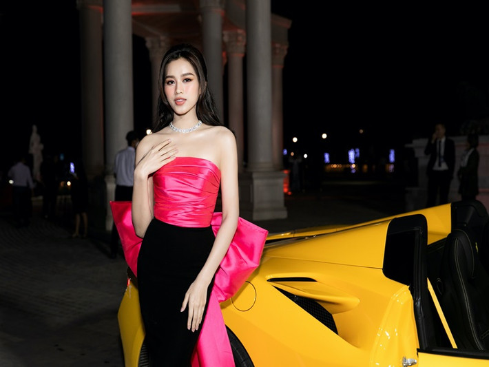 Xuất hiện tại sự kiện, Hoa hậu Đỗ Thị Hà khoe vai trần gợi cảm trong bộ đầm kiểu cách.