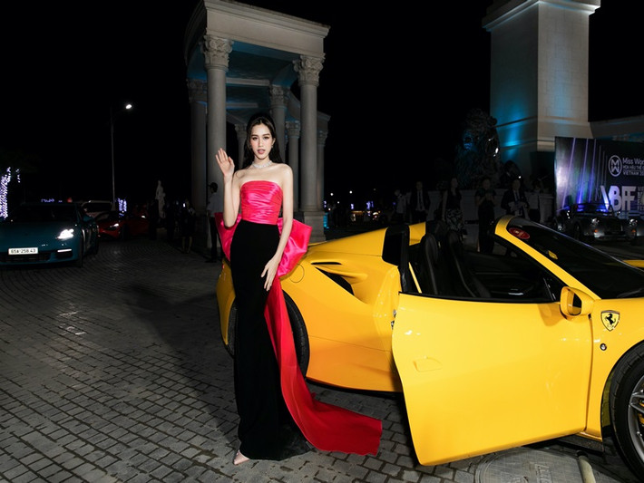 Mới đây, Đỗ Thị Hà tham gia đêm khai mạc Vietnam Beauty Fashion Fest. Chương trình nằm trong khuôn khổ cuộc thi Miss World Vietnam 2022 do Tổng đạo diễn Hoàng Nhật Nam sáng lập và kết hợp cùng vòng thi Người đẹp Thời trang.