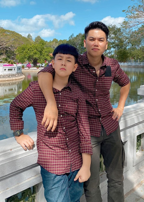 Lê Phương khoe khoảnh khắc chồng và con trai mặc áo đôi, chụp ảnh chung.