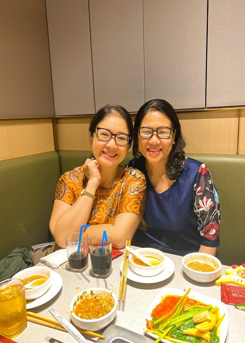 Mẹ chồng và mẹ đẻ của Lê Phương không ít lần đi ăn uống cùng nhau.