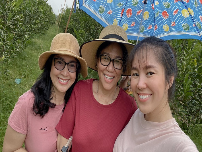Lê Phương còn khoe loạt ảnh mẹ chồng và mẹ đẻ thân thiết khi về quê.
