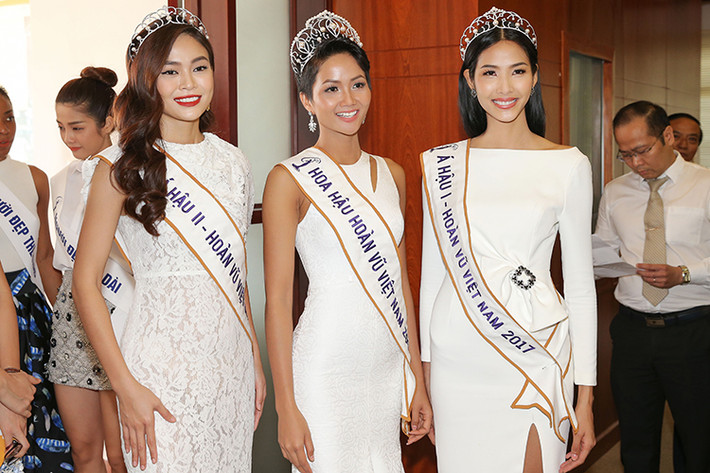 Trước đó, H’Hen Niê cùng 2 á hậu Hoàng Thùy và Mâu Thủy đã đến chào và cảm ơn lãnh đạo tỉnh Khánh Hòa.