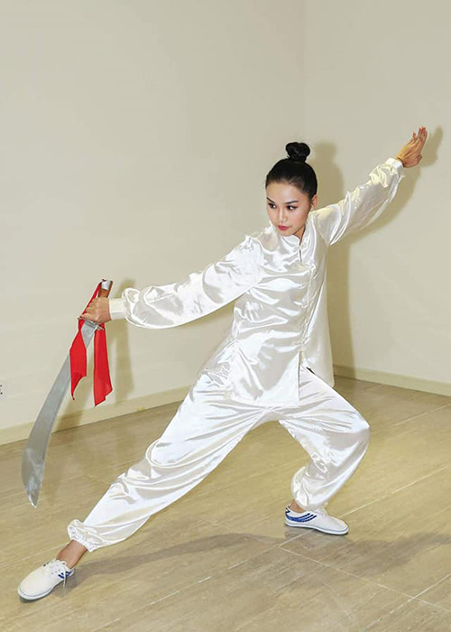 Người đẹp sinh năm 1997 có tài múa đao.