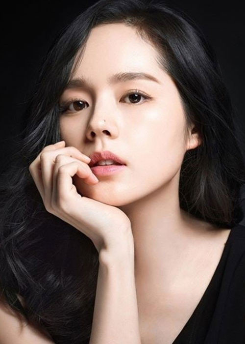 Han Ga In là nữ diễn viên kiêm người mẫu. Bộ phim gây chú ý của sao Hàn sinh năm 1982 này là “Mặt trăng ôm mặt trời”.