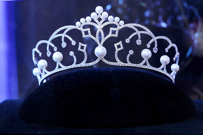 Bên cạnh vương miện ngọc trai Empower của tân hoa hậu, hai á hậu sẽ được trao vương miện Tiara theo đúng concept “Futurista – Người kế vị tương lai”.