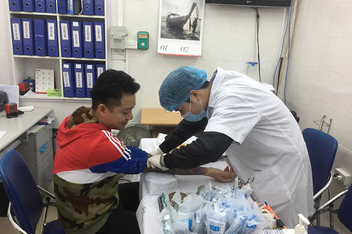 Tuấn Hưng kiểm tra sức khỏe sau khi chạy show cuối năm.