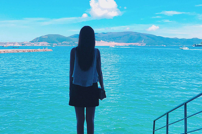Midu đăng tải hình ảnh chụp từ đằng sau kèm chú thích: “Chỉ muốn đi thật xa, quên đi những muộn phiền".