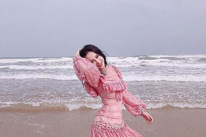 Angela Phương Trinh chia sẻ: “Cơn gió lạnh nói với em rằng...đừng tìm mãi những điều vô nghĩa”.
