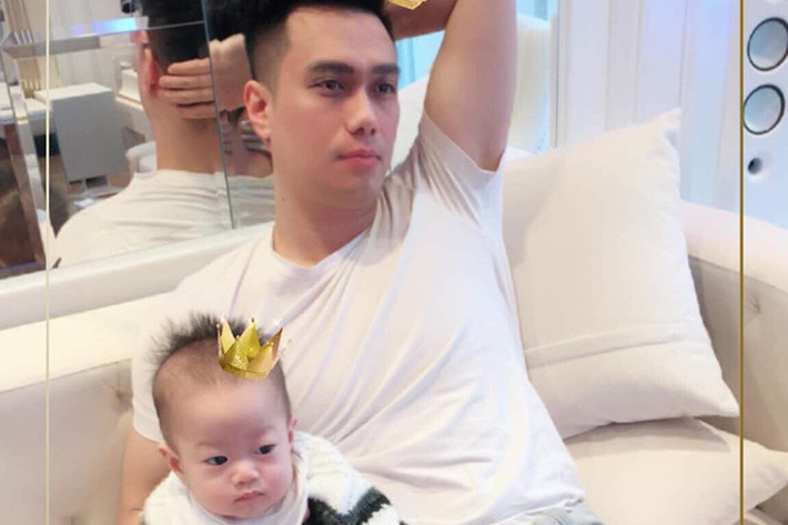 Việt Anh chú thích hài hước cho bức ảnh của con trai: “Ông con xem đến cảnh mấy người đẹp xuất hiện thì đứng ngồi không yên, chăm chú hẳn”.