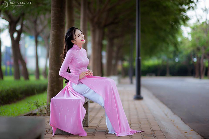 Vân Anh còn bén duyên làm MC. Hiện, người đẹp sinh năm 1993 đang cộng tác với một đài truyền hình.