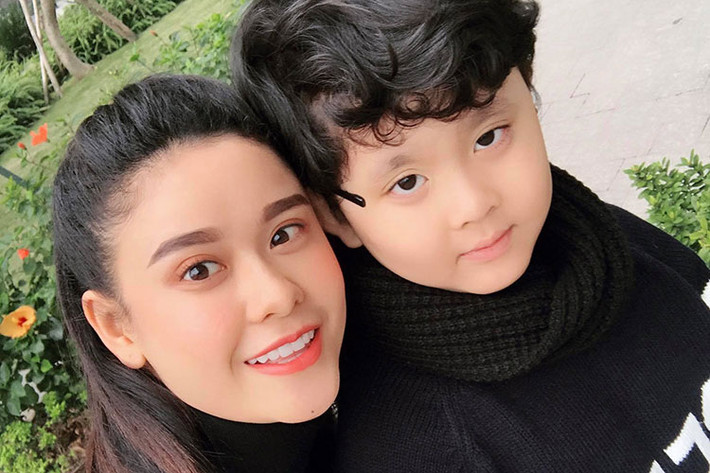 Trương Quỳnh Anh vui vẻ bên con trai tại Hà Nội.