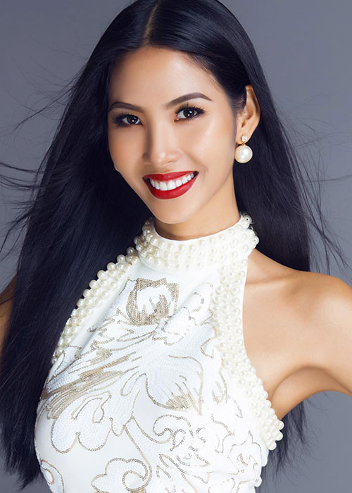 Hoàng Thùy nỗ lực thay đổi ngoại hình cò hương thành gợi cảm và trau dồi khả năng tiếng Anh.