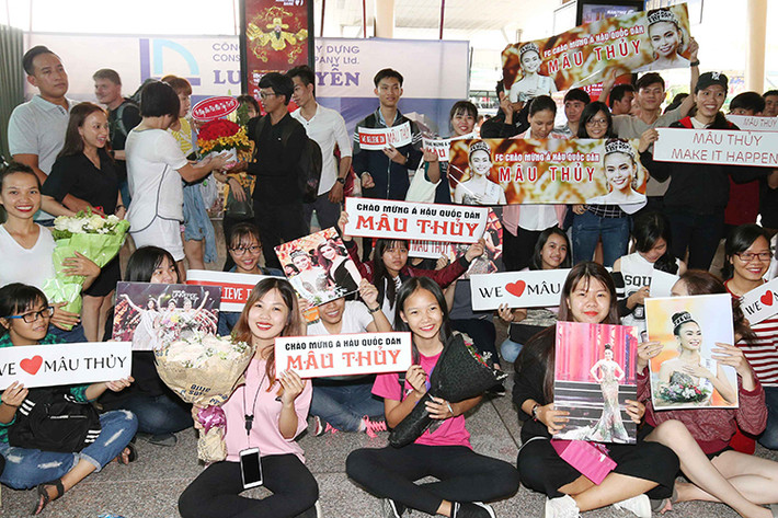 Fans của Mâu Thủy và Hoàng Thùy cũng ra sân bay chúc mừng hai người đẹp.