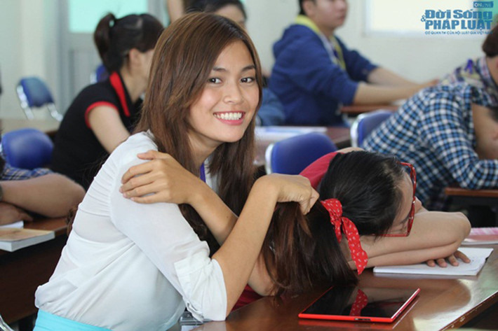 Hình ảnh á hậu 2 cuộc thi Hoa hậu Hoàn vũ Việt Nam 2017 rạng rỡ với gương mặt không son phấn. Ảnh: Đời sống pháp luật