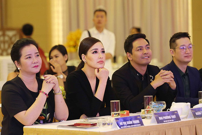 Ban tổ chức cũng chia sẻ danh sách ban giám khảo gồm: bà Xuân Trang, Tiến sĩ – bác sĩ Lê Diệp Linh, MC Phan Anh, nhiếp ảnh gia Samuel Hoàng, NTK Thuận Việt, Hoa hậu Mai Phương Thúy, Hoa hậu Hoàn vũ Thế giới 2008 Dayana Mendoza.