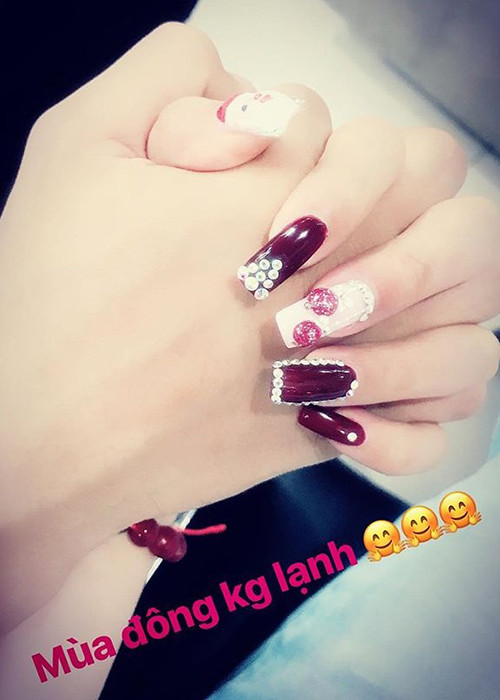 Nữ người mẫu hạnh phúc chia sẻ hình ảnh nắm chặt tay bạn trai đồng thời để lại dòng chú thích: “Mùa đông không lạnh”.