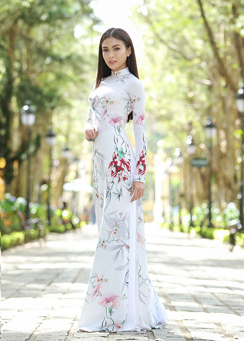 Hình ảnh Mâu Thủy đẹp dịu dàng khi diện áo dài trong một hoạt động của cuộc thi Hoa hậu Hoàn vũ Việt Nam 2017.