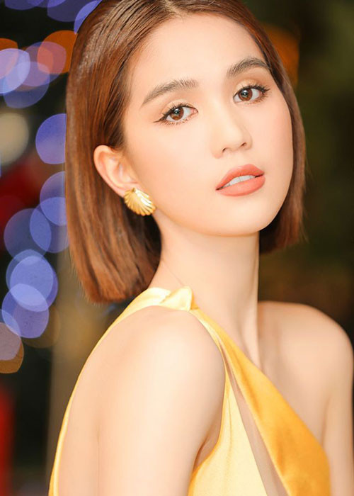 "Trinh biết Trinh cười thấy răng, Trinh chỉ cười mỉm hoặc không cười sẽ đẹp hơn, hở hai răng thỏ thôi là đẹp nhất. Có những khi Trinh không kiềm chế bản thân, Trinh cười thoải mái sẽ thấy nướu", Ngọc Trinh chia sẻ.