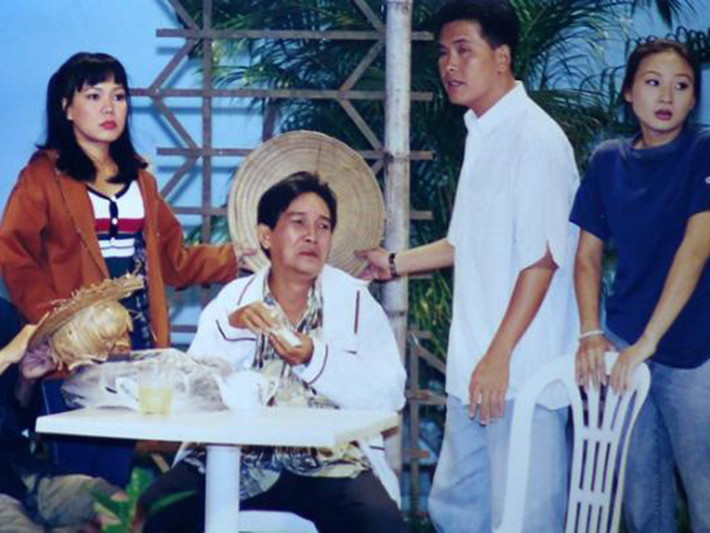 Từ năm 1998 đến 2004, Việt Hương là một trong những diễn viên chính của Sân khấu Kịch Sài Gòn. Năm 1999, cô một lần nữa giành được Huy chương Vàng cho Diễn viên xuất sắc trong Liên hoan Sân khấu Chuyên nghiệp Toàn quốc. Ảnh: Người đưa tin