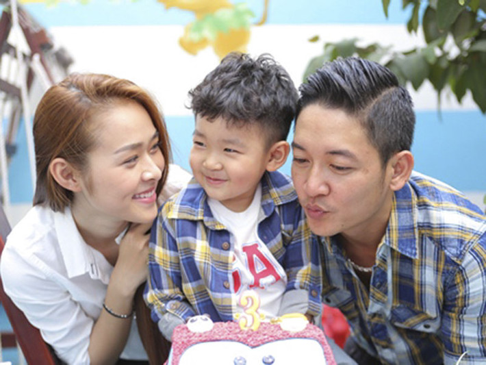 Diệp Bảo Ngọc chia sẻ: "Anh Đạt là người cha tốt. Vì anh ấy chăm con nhiều khi hơn tôi. Ai làm mẹ cũng mong muốn mọi điều tốt đẹp cho con. Con thích về bố chơi hay thích chơi với bạn nào, tôi đều tôn trọng. Mình ép con thì cũng được gì đâu. Con buồn, tôi cũng có vui đâu".