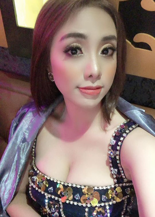 "Tôi từ chối, đẩy ra và chạy về khách sạn, chốt cửa rất kỹ. Về sau tôi không nhận hát những chương trình như thế", Lan Trinh kể lại.
