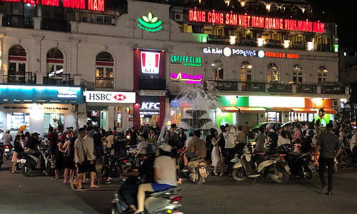 Theo ghi nhận của phóng viên VOV.VN, trong buổi tối đầu tiên của kỳ nghỉ lễ 30/4 - 1/5, nhiều tuyến phố trên địa bàn quận Hoàn Kiếm người dân tụ tập.