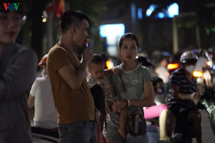 Mọi người đứng tụ tập chụp ảnh, ăn uống vô tư cho dù Thủ đô Hà Nội vẫn thuộc nhóm có nguy cơ liên quan tới dịch Covid-19.