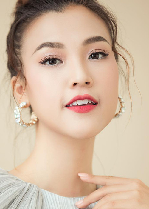 MC Hoàng Oanh sẽ kết hôn vào ngày 1/12 tới đây. Cô lên xe hoa ở độ tuổi 29 khi mà sự nghiệp vững chắc, nhan sắc chín muồi.