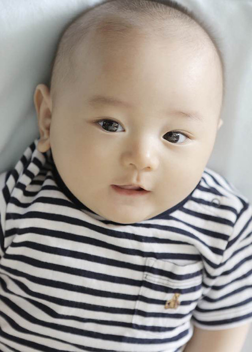 Hồi còn nhỏ, Gia Huy trông bụ bẫm giống cậu em trai chào đời cách đây ít tháng.