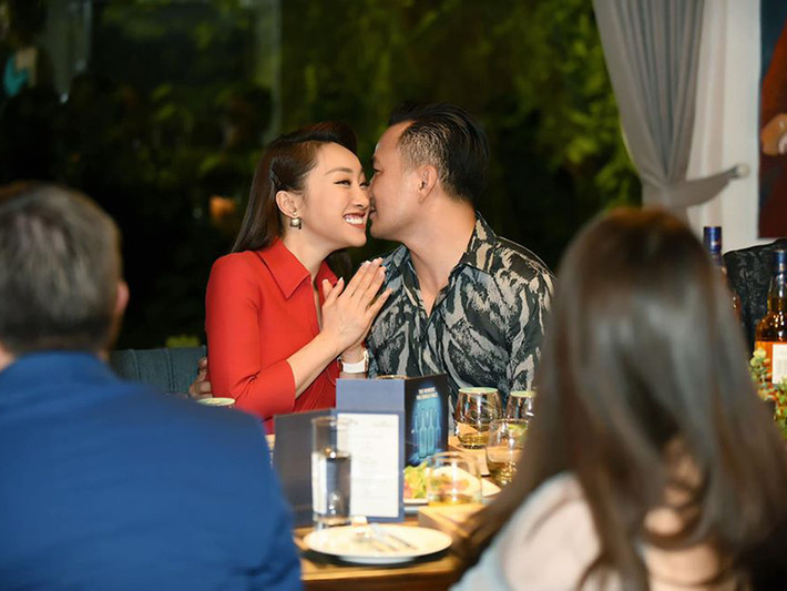Cặp đôi công khai tình tứ trong bữa tiệc sinh nhật của Hoa hậu Giáng My.