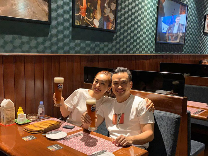 Nam diễn viên luôn gọi bạn gái một cách trìu mến là "honey", "vợ yêu", "my wife", "sweet heart", "my love".