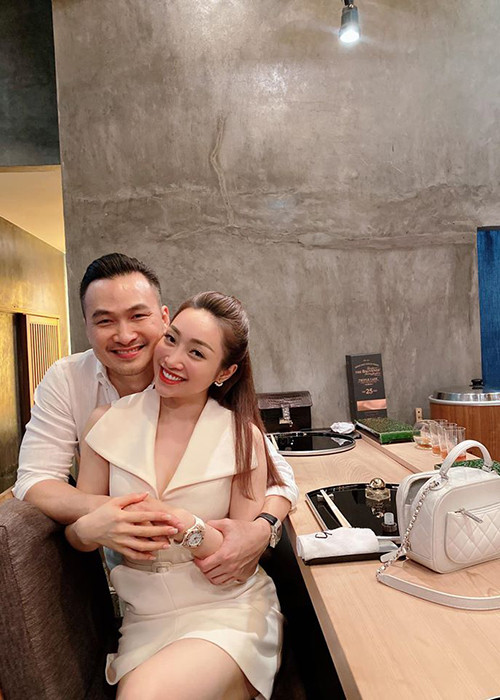 Hồi tháng 10 vừa qua, diễn viên Chi Bảo khoe bạn gái xinh đẹp tên Lý Thùy Chang.