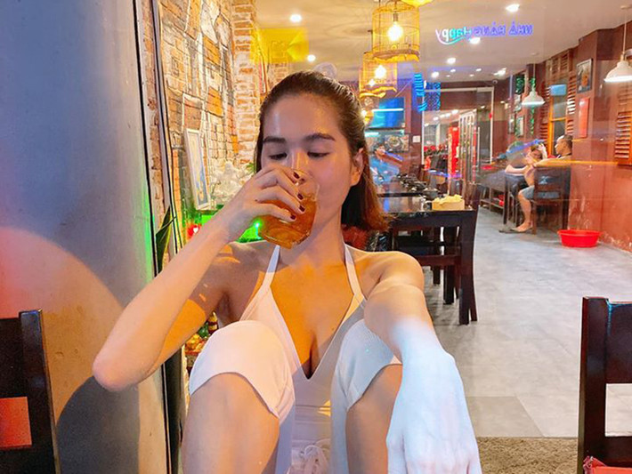 Sau chia sẻ ám chỉ chia tay bạn trai đại gia sau 2 năm hẹn hò, Ngọc Trinh vừa đi nhậu cùng bạn bè.
