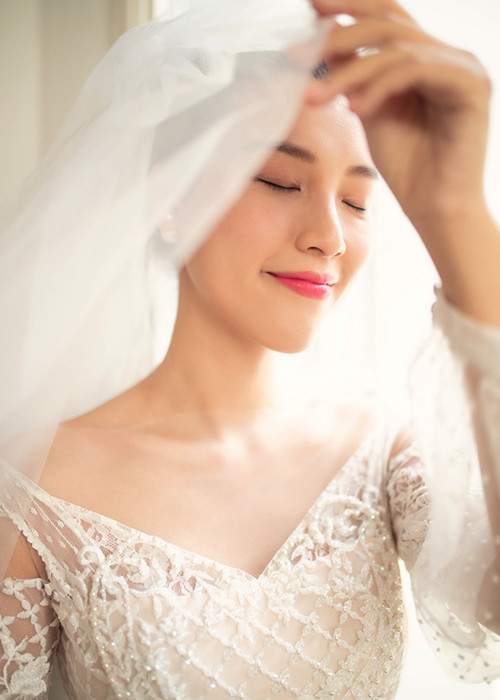 Tất cả váy cưới được sử dụng trong hôn lễ của Hoàng Oanh do NTK Trương Thanh Hải chuẩn bị.