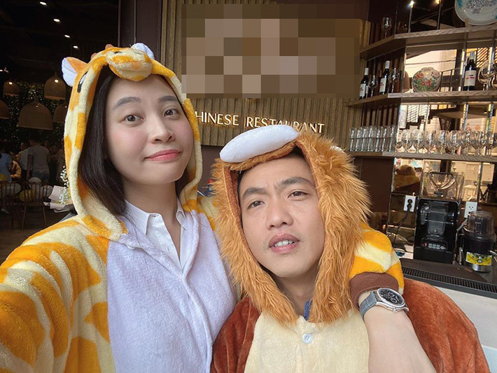 Mới đây, trong bữa tiệc sinh nhật của Đàm Thu Trang, Cường Đô la vui vẻ làm thú bông cùng vợ để mừng cô bước sang tuổi mới.
