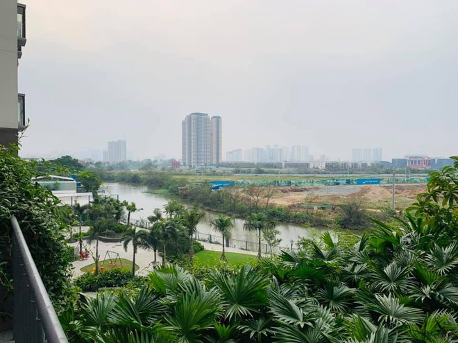 Căn hộ của cặp diễn viên nằm ở tầng 3, hướng ban công nhìn ra sông mát mẻ. Dù sở hữu 3 căn nhà, vợ chồng Thành Đạt cho biết vẫn dự định mua thêm nhà ở trung tâm thành phố.
