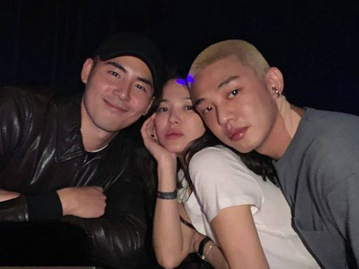 Song Hye Kyo mới đây gây sốt khi chụp ảnh bên 2 trai đẹp Yoo Ah In và Chul Hwa.