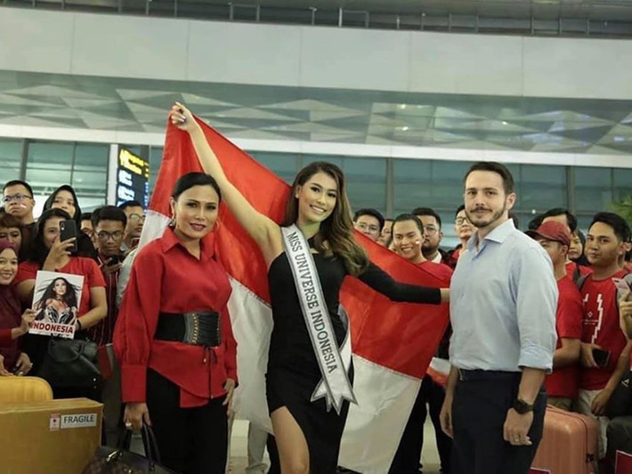 Đại diện Indonesia vừa được fan tiễn tại sân bay.