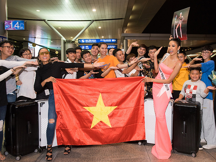 12 kiện hành lý của Hoàng Thùy gồm 9 vali đựng trang phục, phụ kiện, thực phẩm và 3 kiện hành lý gói trang phục dân tộc.