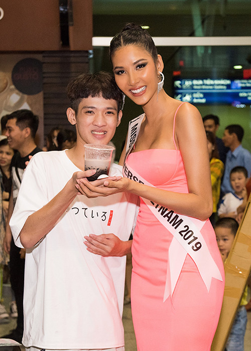 Bên cạnh ống hút làm bằng tre, Hoàng Thùy còn chuẩn bị 20 chiếc trống nhỏ làm bằng gỗ để dành tặng những em nhỏ trong hoạt động thiện nguyện thuộc khuôn khổ cuộc thi.