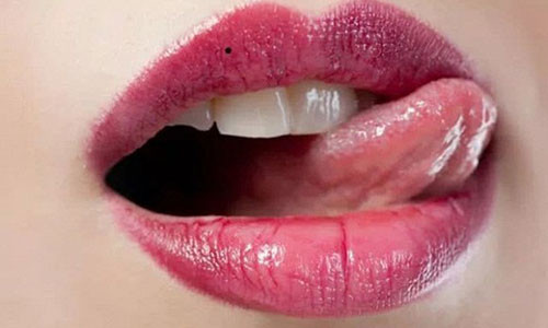 Nốt ruồi ở môi trên: Theo nhân tướng học, người có nốt ruồi ở môi trên dù là nam hay nữ đều sống khá tình cảm và tốt bụng. Họ sẽ không bao giờ nghèo đói, đời sống vật chất lẫn tinh thần đều thăng hoa. Họ còn thường xuyên được thưởng thức các món sơn hào hảo vị và có khẩu vị tốt. Bên cạnh đó, người sở hữu nốt ruồi môi trên thường rất thích trò chuyện, nói nhiều và đào hoa.
