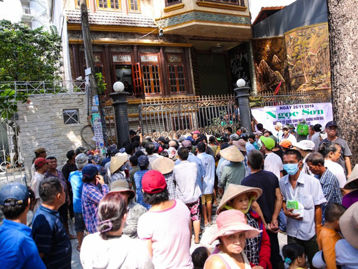Vào dịp sinh nhật, Ngọc Sơn không nhận quà biếu dưới mọi hình thức, ngừng nhận show để dành thời gian phát quà cho bà con nghèo. Với Ngọc Sơn, việc mang đến niềm vui, được giúp đỡ cho mọi người chính là món quà to lớn, ý nghĩa nhất mà anh có được.