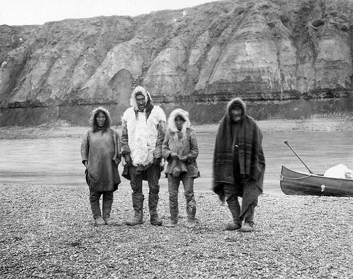 Năm 1930, toàn bộ dân làng Inuit ở Canada đã biến mất mà không để lại dấu vết gì. 7 chú chó kéo xe chết vì đói đã được tìm thấy trong một ngôi mộ gần đó do con người đắp lên. Người ta đã tìm kiếm dân làng mất tích nhưng không tìm thấy bất kỳ ai hay bất kỳ thi thể nào.