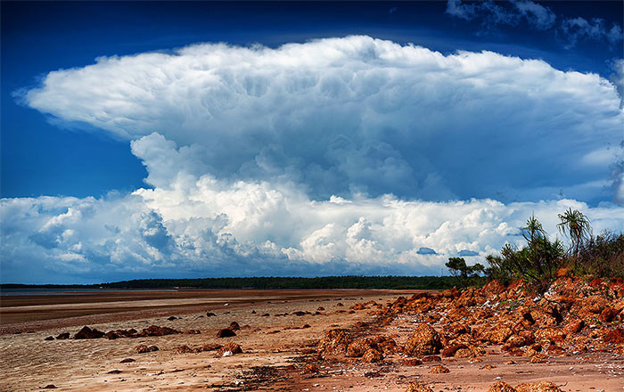 Tại đảo Tiwi, Australia trong khoảng thời gian từ tháng 9 năm trước đến tháng 3 năm sau, một đám mây kỳ lạ được đặt tên là Hector the Convector luôn xuất hiện trên bầu trời vào mỗi buổi chiều. Đám mây khổng lồ này được đặt theo tên của một phi công trong Thế chiến II và vẫn là một chủ đề đang được các nhà khí tượng học nghiên cứu.